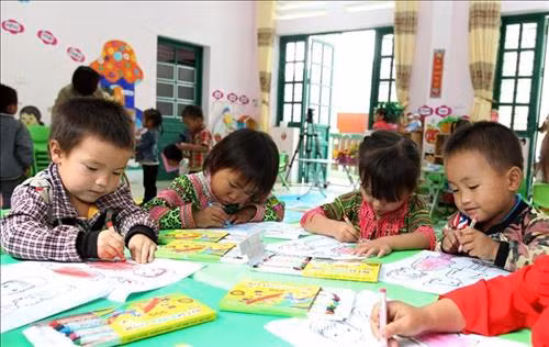 Giờ học vẽ có nhận biết bằng tiếng Việt của trẻ em dân tộc thiểu số. Ảnh : Nguyễn Quốc Khánh - TTXVN