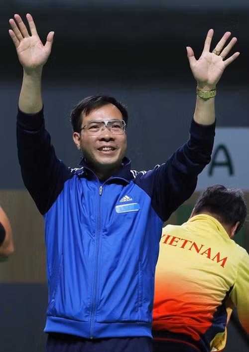 Niềm vui của xạ thủ Hoàng Xuân Vinh sau khi giành HCV Olympic ở nội dung 10m súng ngắn hơi nam, đồng thời cũng là tấm HCV đầu tiên của Thể thao Việt Nam tại một kỳ Olympic. EPA/ TTXVN