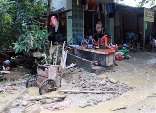 Các hộ dân ở xã Cốc San, huyện Bát Xát (Lào Cai) đang thu dọn bùn do lũ quét. Ảnh: Trần Việt - TTXVN