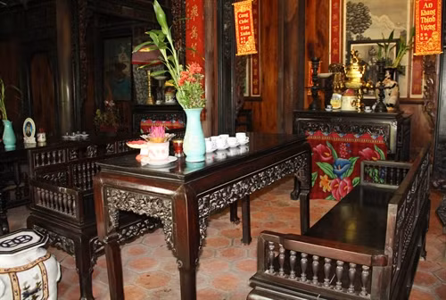 Các vật dụng trong ngôi nhà đều được làm bằng gỗ quý, chạm khắc tỉ mỉ, cầu kỳ.