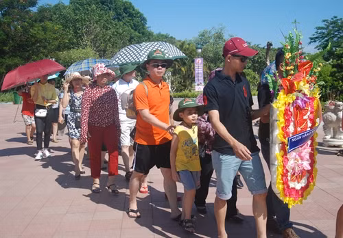 Khách du lịch trong và ngoài nước đến dâng hương, dâng hoa viếng các Anh hùng liệt sỹ.