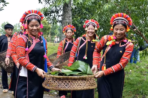 Các cô gái mang đồ cúng ra bãi đất rộng ở đầu bản để làm lễ cúng