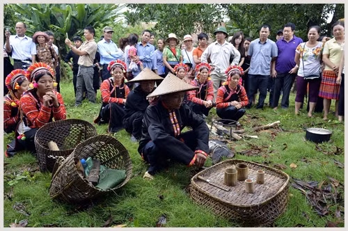 Thầy cúng cùng dân bản thực hiện nghi lễ bắt đầu cho buổi cúng