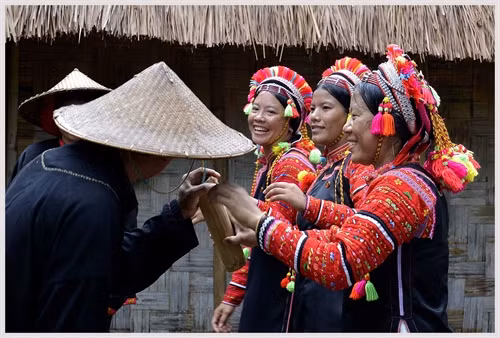 Về bản, mọi người tiêp tục nhẩy múa, chúc nhau gặp những điệu tốt lành trong cuộc sống