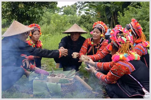 Sau khi cúng lễ mời ma đói ăn với mục đích đuổi ma tà đi, tất cả thức ăn đồ cúng lễ mọi người cùng ăn uống vui vẻ
