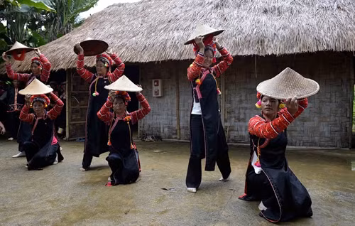 Sau nghi lễ cúng bản là điệu múa nón thể hiện cuộc sống bình yên, hạnh phúc.