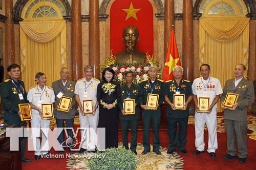 Phó Chủ tịch nước Đặng Thị Ngọc Thịnh tặng ảnh chân dung Chủ tịch Hồ Chí Minh cho các đại biểu. Ảnh: Văn Điệp - TTXVN