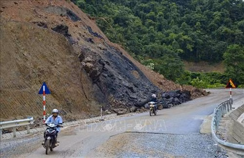 Điểm sạt lở tại Km180 Quốc lộ 12. Ảnh: Xuân Tư – TTXVN