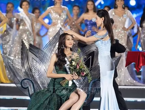 Ban tổ chức trao Vương miện Hoa hậu Thế giới Việt Nam 2019 cho người đẹp Lương Thùy Linh. Ảnh: TTXVN phát