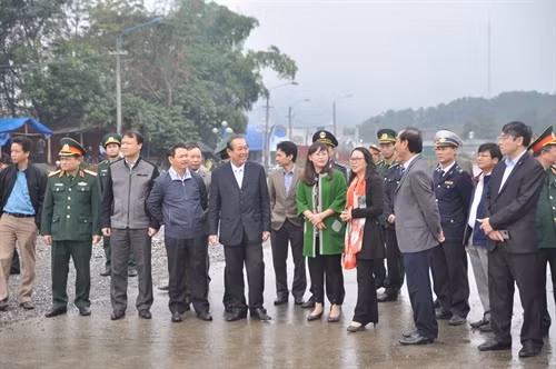Phó Thủ tướng thường trực Chính phủ Trương Hòa Bình thăm lối mở Bản Vược, huyện Bát Xát, Lào Cai. Ảnh: Hồng Ninh- TTXVN