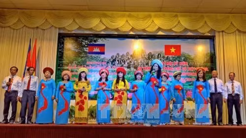 Thành viên câu lạc bộ văn nghệ Hội Hữu nghị Việt Nam - Campuchia tham gia biểu diễn chào mừng. Ảnh: Thế Anh-TTXVN