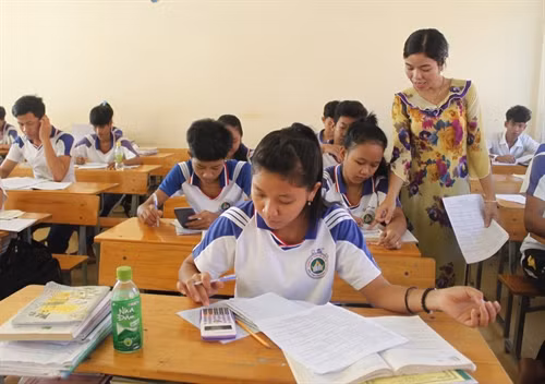 Một giờ ôn luyện thi trên lớp của cô và trò trường Phổ thông dân tộc nội trú tỉnh Vĩnh Long. Ảnh: Huỳnh Kim Phượng- TTXVN