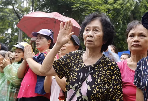 Đông đảo nhân dân đến tiễn đưa các anh về nơi an nghỉ cuối cùng. Ảnh: An Đăng - TTXVN