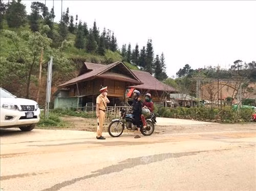 Lực lượng chức năng duy trì nghiêm công tác phòng, chống dịch 24/24h tại các chốt kiểm soát ra, vào địa bàn thị trấn Đồng Văn. Ảnh: Minh Tâm-TTXVN