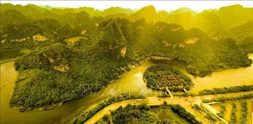 Bến thuyền Tràng An với nắng mùa Thu hanh vành. Ảnh: Minh Đức - TTXVN