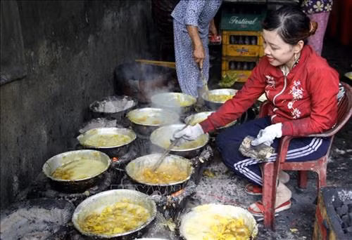 Sản xuất mứt gừng truyền thống Mỹ Chánh. Ảnh: Trịnh Bang Nhiệm - TTXVN