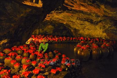 Hang Nấu Rượu dài 250m là một hang động nổi tiếng nằm trong khu du lịch Tràng An. Ảnh: Minh Đức - TTXVN