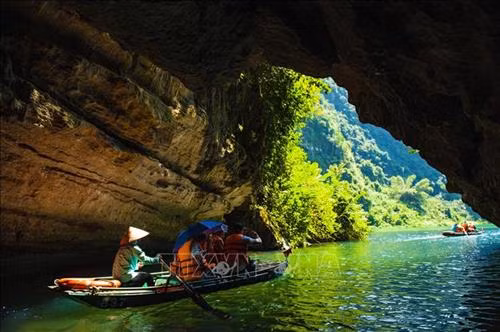 Đi thuyền trên sông qua những hang động lung linh huyền ảo là một trải nghiệm đáng nhớ khi du khách đến với Tràng An. Ảnh: Minh Đức - TTXVN