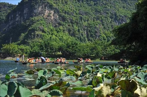 Tràng An mùa thu chìm trong một không gian thanh bình của sắc xanh. Ảnh: Minh Đức - TTXVN