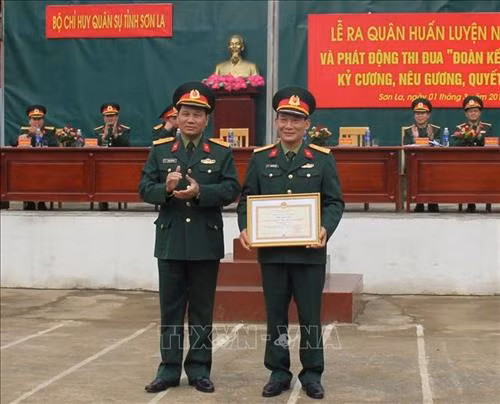 Lãnh đạo Bộ Chỉ huy Quân sự tỉnh Sơn La đón nhận danh hiệu “Đơn vị vững mạnh toàn diện” năm 2018, do Bộ Quốc phòng tặng. Ảnh: TTXVN