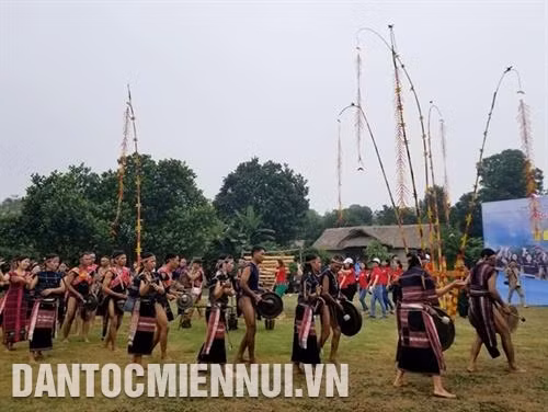 Đồng bào các dân tộc Tây Nguyên vui hội tại không gian " Ngôi nhà chung". Ảnh: Hoàng Hải