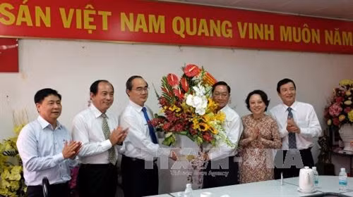 Đồng chí Nguyễn Thiện Nhân cùng đoàn công tác đến thăm, làm việc và tặng hoa chúc mừng đến tập thể cán bộ-viên chức Sở Y tế Thành phố Hồ Chí Minh, nhân dịp kỷ niệm Ngày Thầy thuốc Việt Nam 27/2. Ảnh : Thế Anh-TTXVN