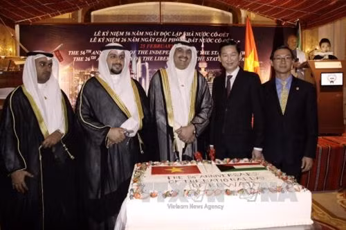 Phó Chủ tịch UBND Thành phố Hồ Chí Minh Trần Vĩnh Tuyến cùng đại diện Lãnh sự quán Kuwait chụp ảnh lưu niệm tại lễ kỷ niệm. Ảnh: Thế Anh - TTXVN