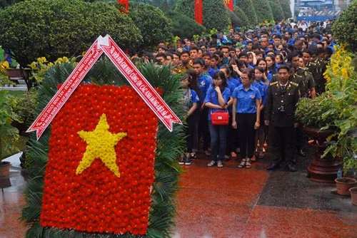 Thành đoàn Thành phố Hồ Chí Minh và các tổ chức cơ sở đoàn thuộc Cụm Đoàn khối các Cơ quan Trung ương khu vực phía Nam tổ chức dâng hương và thắp nến tri ân các anh hùng liệt sĩ tại Nghĩa trang liệt sĩ quận Bình Tân nhân Kỷ niệm Ngày Thương binh - Liệt sĩ 27/7 năm 2016. Ảnh: Mạnh Linh.