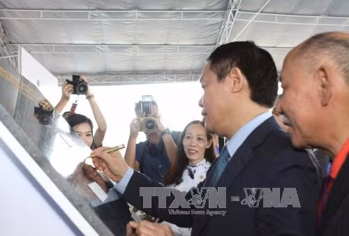 Phó Thủ tướng Vương Đình Huệ ký tên lưu niệm vào bảng đá cơ sở mới của Trường Đại học Văn Lang. Ảnh: Phương Vy - TTXVN