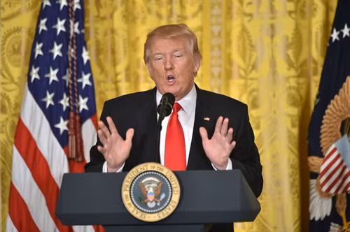 Trong ảnh (tư liệu): Tổng thống Mỹ Donald Trump phát biểu tại cuộc họp báo ở Washington, DC ngày 16/2. AFP/TTXVN