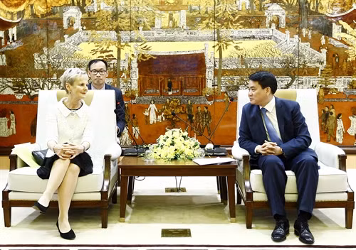 Chiều cùng ngày, tại Hà Nội, Chủ tịch Ủy ban nhân dân Thành phố Hà Nội Nguyễn Đức Chung tiếp Trưởng vùng Ostergotland (Thụy Điển) Elisabeth Nilsson đang thăm và làm việc tại Việt Nam. Ảnh: An Đăng – TTXVN