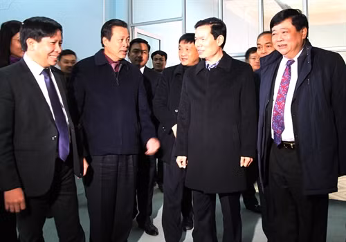 Tổng Giám đốc VOV Nguyễn Thế Kỷ thăm quan thiết bị tiếp sóng phát thanh - truyền hình của Trung tâm “Cổng trời Quản Bạ”. Ảnh: Minh Tâm – TTXVN