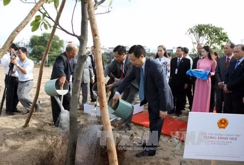 Phó Thủ tướng Vương Đình Huệ trồng cây lưu niệm trong khuôn viên cơ sở mới của Trường Đại học Văn Lang. Ảnh: Phương Vy - TTXVN