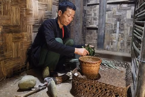 "Cuộc sống của người dân tộc Si La gắn chặt với núi rừng, điều kiện canh tác rất khó khăn nên đồng bào luôn mơ ước về sự no đủ. Đó là lý do ra đời của Lễ mừng cơm mới", Nghệ nhân ưu tú Hù Cố Xuân, Kan Hồ, Mường Tè, Lai Châu nói. Lễ cơm mới diễn ra tại ra đình trưởng họ của mỗi dòng họ. Những người phụ nữ trong gia đình sẽ chuẩn bị các lễ vật. Trưởng họ sẽ chuẩn bị ba viên đá (1 viên đại diện cho thần linh, 1 viên là trưởng họ, 1 viên là khách đến nhà). Gia chủ (trưởng họ) thay mặt dòng họ để làm phần nghi lễ mời tổ tiên, ông bà, cha mẹ và những người đã khuất về hưởng thụ. Lễ cúng thường được làm vào buổi chiều, bởi theo quan niệm của người Si La khi mặt trời lặn ông bà mới có thể về bên con cháu. Những người đại diện cho các gia đình trong dòng họ chuẩn bị lễ vật, hẹn ngày y Hợi, Ngọ, Tỵ, Thân hoặc Thìn để mang lễ vật đi làm lễ. Khi đến nơi, mỗi người sẽ mở những lễ vật bày lên chiếc mâm lớn. Lễ vật là đồ ăn thức uống quen thuộc, được chuẩn bị từ nhiều ngày trước đó. Mỗi gia đình tự đồ cơm bằng gạo mới của nhà mình, gói trong lá chuối, 1 số loại củ như khoai sọ, gừng cùng với 1 con sóc, 1 con cua, 1 con cá đã được chế biến, gói vào lá chuối, hấp chín. Đây là những lễ vật bắt buộc phải có. Thầy cúng đặt cơm và cây lúa chuẩn bị thu hoạch lên ban thờ tổ tiên để kết thúc nghi thức cúng. Sau lễ, gia chủ và con cháu trong nhà bày mâm mời anh em họ hàng, khách khứa trong bản dự bữa cơm mới. Gia đình nào khó khăn, trưởng dòng họ cho đem lễ vật đã cúng về nhà ăn. Các phụ nữ say sưa uống rượu trong bữa cơm. Họ nhảy múa, hát các bài dân ca truyền thống, trò chơi dân gian của dân tộc mình. Các điệu hát và tiếng sáo, tiếng đàn vang lên khắp núi rừng báo hiệu một mùa bội thu, an lành, no ấm.
