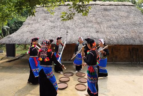 "Cuộc sống của người dân tộc Si La gắn chặt với núi rừng, điều kiện canh tác rất khó khăn nên đồng bào luôn mơ ước về sự no đủ. Đó là lý do ra đời của Lễ mừng cơm mới", Nghệ nhân ưu tú Hù Cố Xuân, Kan Hồ, Mường Tè, Lai Châu nói. Lễ cơm mới diễn ra tại ra đình trưởng họ của mỗi dòng họ. Những người phụ nữ trong gia đình sẽ chuẩn bị các lễ vật. Trưởng họ sẽ chuẩn bị ba viên đá (1 viên đại diện cho thần linh, 1 viên là trưởng họ, 1 viên là khách đến nhà). Gia chủ (trưởng họ) thay mặt dòng họ để làm phần nghi lễ mời tổ tiên, ông bà, cha mẹ và những người đã khuất về hưởng thụ. Lễ cúng thường được làm vào buổi chiều, bởi theo quan niệm của người Si La khi mặt trời lặn ông bà mới có thể về bên con cháu. Những người đại diện cho các gia đình trong dòng họ chuẩn bị lễ vật, hẹn ngày y Hợi, Ngọ, Tỵ, Thân hoặc Thìn để mang lễ vật đi làm lễ. Khi đến nơi, mỗi người sẽ mở những lễ vật bày lên chiếc mâm lớn. Lễ vật là đồ ăn thức uống quen thuộc, được chuẩn bị từ nhiều ngày trước đó. Mỗi gia đình tự đồ cơm bằng gạo mới của nhà mình, gói trong lá chuối, 1 số loại củ như khoai sọ, gừng cùng với 1 con sóc, 1 con cua, 1 con cá đã được chế biến, gói vào lá chuối, hấp chín. Đây là những lễ vật bắt buộc phải có. Thầy cúng đặt cơm và cây lúa chuẩn bị thu hoạch lên ban thờ tổ tiên để kết thúc nghi thức cúng. Sau lễ, gia chủ và con cháu trong nhà bày mâm mời anh em họ hàng, khách khứa trong bản dự bữa cơm mới. Gia đình nào khó khăn, trưởng dòng họ cho đem lễ vật đã cúng về nhà ăn. Các phụ nữ say sưa uống rượu trong bữa cơm. Họ nhảy múa, hát các bài dân ca truyền thống, trò chơi dân gian của dân tộc mình. Các điệu hát và tiếng sáo, tiếng đàn vang lên khắp núi rừng báo hiệu một mùa bội thu, an lành, no ấm.
