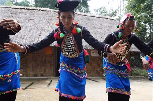 "Cuộc sống của người dân tộc Si La gắn chặt với núi rừng, điều kiện canh tác rất khó khăn nên đồng bào luôn mơ ước về sự no đủ. Đó là lý do ra đời của Lễ mừng cơm mới", Nghệ nhân ưu tú Hù Cố Xuân, Kan Hồ, Mường Tè, Lai Châu nói. Lễ cơm mới diễn ra tại ra đình trưởng họ của mỗi dòng họ. Những người phụ nữ trong gia đình sẽ chuẩn bị các lễ vật. Trưởng họ sẽ chuẩn bị ba viên đá (1 viên đại diện cho thần linh, 1 viên là trưởng họ, 1 viên là khách đến nhà). Gia chủ (trưởng họ) thay mặt dòng họ để làm phần nghi lễ mời tổ tiên, ông bà, cha mẹ và những người đã khuất về hưởng thụ. Lễ cúng thường được làm vào buổi chiều, bởi theo quan niệm của người Si La khi mặt trời lặn ông bà mới có thể về bên con cháu. Những người đại diện cho các gia đình trong dòng họ chuẩn bị lễ vật, hẹn ngày y Hợi, Ngọ, Tỵ, Thân hoặc Thìn để mang lễ vật đi làm lễ. Khi đến nơi, mỗi người sẽ mở những lễ vật bày lên chiếc mâm lớn. Lễ vật là đồ ăn thức uống quen thuộc, được chuẩn bị từ nhiều ngày trước đó. Mỗi gia đình tự đồ cơm bằng gạo mới của nhà mình, gói trong lá chuối, 1 số loại củ như khoai sọ, gừng cùng với 1 con sóc, 1 con cua, 1 con cá đã được chế biến, gói vào lá chuối, hấp chín. Đây là những lễ vật bắt buộc phải có. Thầy cúng đặt cơm và cây lúa chuẩn bị thu hoạch lên ban thờ tổ tiên để kết thúc nghi thức cúng. Sau lễ, gia chủ và con cháu trong nhà bày mâm mời anh em họ hàng, khách khứa trong bản dự bữa cơm mới. Gia đình nào khó khăn, trưởng dòng họ cho đem lễ vật đã cúng về nhà ăn. Các phụ nữ say sưa uống rượu trong bữa cơm. Họ nhảy múa, hát các bài dân ca truyền thống, trò chơi dân gian của dân tộc mình. Các điệu hát và tiếng sáo, tiếng đàn vang lên khắp núi rừng báo hiệu một mùa bội thu, an lành, no ấm.