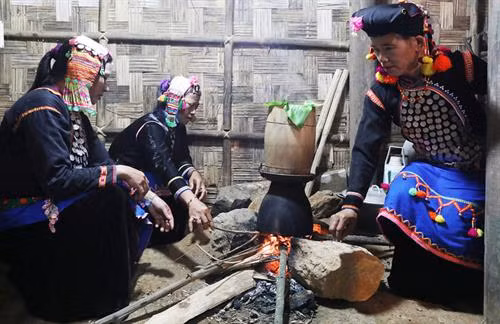 "Cuộc sống của người dân tộc Si La gắn chặt với núi rừng, điều kiện canh tác rất khó khăn nên đồng bào luôn mơ ước về sự no đủ. Đó là lý do ra đời của Lễ mừng cơm mới", Nghệ nhân ưu tú Hù Cố Xuân, Kan Hồ, Mường Tè, Lai Châu nói. Lễ cơm mới diễn ra tại ra đình trưởng họ của mỗi dòng họ. Những người phụ nữ trong gia đình sẽ chuẩn bị các lễ vật. Trưởng họ sẽ chuẩn bị ba viên đá (1 viên đại diện cho thần linh, 1 viên là trưởng họ, 1 viên là khách đến nhà). Gia chủ (trưởng họ) thay mặt dòng họ để làm phần nghi lễ mời tổ tiên, ông bà, cha mẹ và những người đã khuất về hưởng thụ. Lễ cúng thường được làm vào buổi chiều, bởi theo quan niệm của người Si La khi mặt trời lặn ông bà mới có thể về bên con cháu. Những người đại diện cho các gia đình trong dòng họ chuẩn bị lễ vật, hẹn ngày y Hợi, Ngọ, Tỵ, Thân hoặc Thìn để mang lễ vật đi làm lễ. Khi đến nơi, mỗi người sẽ mở những lễ vật bày lên chiếc mâm lớn. Lễ vật là đồ ăn thức uống quen thuộc, được chuẩn bị từ nhiều ngày trước đó. Mỗi gia đình tự đồ cơm bằng gạo mới của nhà mình, gói trong lá chuối, 1 số loại củ như khoai sọ, gừng cùng với 1 con sóc, 1 con cua, 1 con cá đã được chế biến, gói vào lá chuối, hấp chín. Đây là những lễ vật bắt buộc phải có. Thầy cúng đặt cơm và cây lúa chuẩn bị thu hoạch lên ban thờ tổ tiên để kết thúc nghi thức cúng. Sau lễ, gia chủ và con cháu trong nhà bày mâm mời anh em họ hàng, khách khứa trong bản dự bữa cơm mới. Gia đình nào khó khăn, trưởng dòng họ cho đem lễ vật đã cúng về nhà ăn. Các phụ nữ say sưa uống rượu trong bữa cơm. Họ nhảy múa, hát các bài dân ca truyền thống, trò chơi dân gian của dân tộc mình. Các điệu hát và tiếng sáo, tiếng đàn vang lên khắp núi rừng báo hiệu một mùa bội thu, an lành, no ấm.