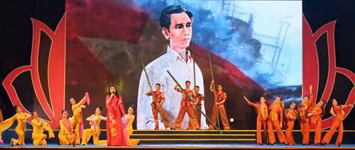 Màn nghệ thuật “Dâng Người câu hát quê hương” tại Lễ hội Làng Sen 2018. Ảnh: Bích Huệ - TTXVN