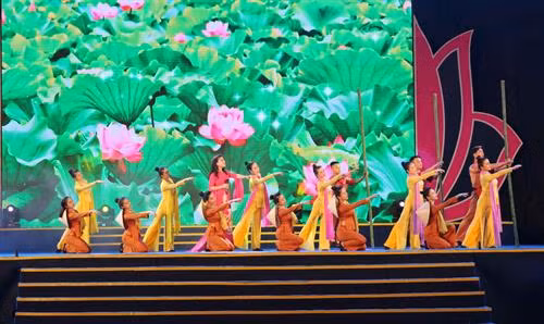 Màn nghệ thuật “Dâng Người câu hát quê hương” tại Lễ hội Làng Sen 2018. Ảnh: Bích Huệ - TTXVN Màn nghệ thuật “Dâng Người câu hát quê hương” tại Lễ hội Làng Sen 2018. Ảnh: Bích Huệ - TTXVN