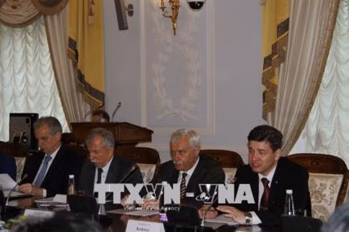 Thống đốc Georgy Poltavchenko (thứ hai từ phải qua) tại cuộc hội đàm với đồng chí Nguyền Thiện Nhân. Ảnh Dương Trí-TTXVN