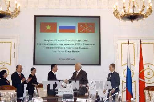 Phó Chủ tịch thường trực UBND Thành phố Hồ Chí Minh và Thống đốc Georgy Poltavchenko ký thỏa thuận hợp tác. Ảnh Dương Trí - PV TTXVN tại LB Nga