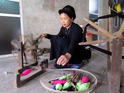 Công đoạn se sợi. Ảnh: Đức Hiếu - TTXVN Công đoạn phơi sợi. Ảnh: Đức Hiếu - TTXVN Sản phẩm vải được dệt thủ công. Ảnh: Đức Hiếu - TTXVN