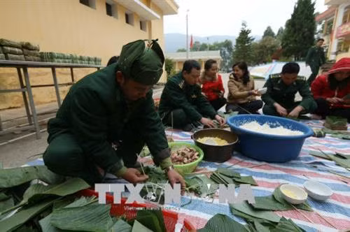Khẩn trương gói bánh để kịp tặng bà con nhân dịp đón tết Mậu Tuất 2018. Ảnh: Phan Tuấn Anh - TTXVN