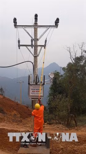 Công nhân Điện lực Phù Yên đóng điện Trạm biến áp bản Núi Hồng, xã Huy Thượng, huyện Phù Yên (Sơn La). Ảnh: Nguyễn Chiến - TTXVN