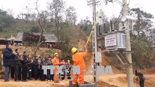 Người dân bản Núi Hồng, xã Huy Thượng, huyện Phù Yên (Sơn La) phấn khởi khi điện lưới Quốc gia về bản. Ảnh: Nguyễn Chiến - TTXVN