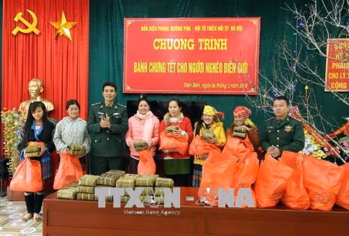 Đồn Biên phòng Mường Pồn tặng quà và bánh chưng cho các gia đình chính sách và hộ nghèo khu vực biên giới. Ảnh: Phan Tuấn Anh - TTXVN