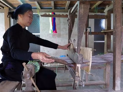 Bà Nguyễn Thị Đề, dân tộc Tày, thôn Pác Ngòi, xã Nam Mẫu (Ba Bể, Bắc Kạn) là một trong số người còn khung cửi và biết dệt. Ảnh: Đức Hiếu - TTXVN