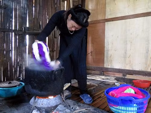 Công đoạn luộc sợi. Ảnh: Đức Hiếu - TTXVN