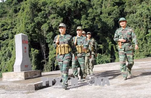 Cán bộ, chiến sĩ trạm Biên phòng Kẻng Mỏ tuần tra tại mốc 18(2). Ảnh: Việt Hoàng – TTXVN