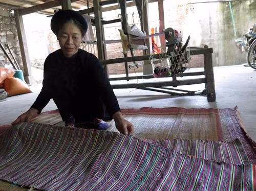Công đoạn se sợi. Ảnh: Đức Hiếu - TTXVN Công đoạn phơi sợi. Ảnh: Đức Hiếu - TTXVN Sản phẩm vải được dệt thủ công. Ảnh: Đức Hiếu - TTXVN